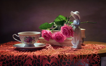 Картинка разное посуда +столовые+приборы +кухонная+утварь салфетка розы натюрморт девочка статуэтка чашка