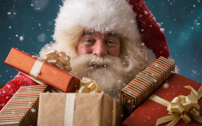 Обои картинки фото праздничные, дед мороз,  санта клаус, санта, клаус, коробки, подарки, изморозь, улыбка