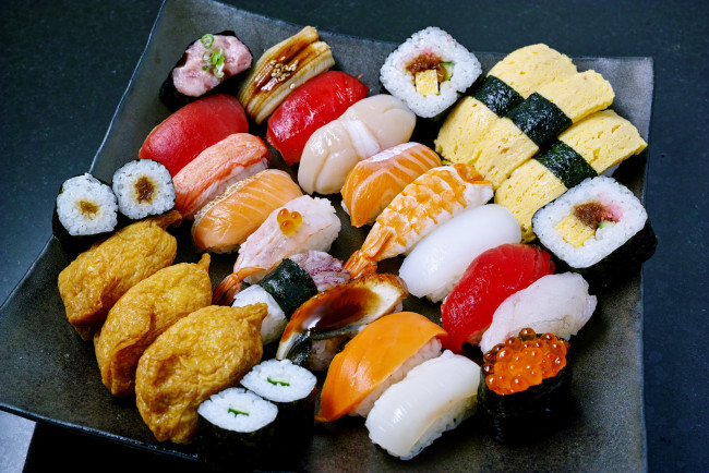 Обои картинки фото еда, рыба,  морепродукты,  суши,  роллы, рис, креветки