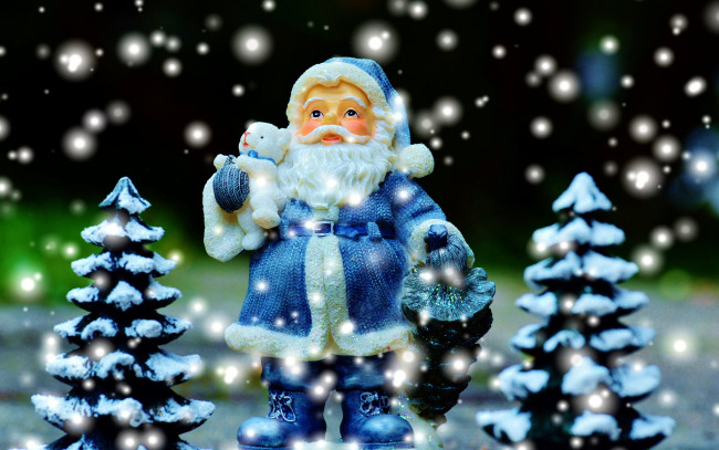 Обои картинки фото праздничные, дед мороз,  санта клаус, снег, елки, санта, игрушечный