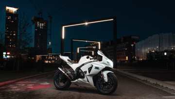 Картинка мотоциклы suzuki белый gsx r1000r мотоцикл ночь город сузуки