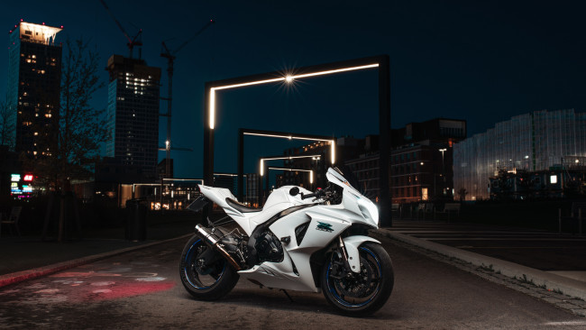 Обои картинки фото мотоциклы, suzuki, белый, gsx, r1000r, мотоцикл, ночь, город, сузуки