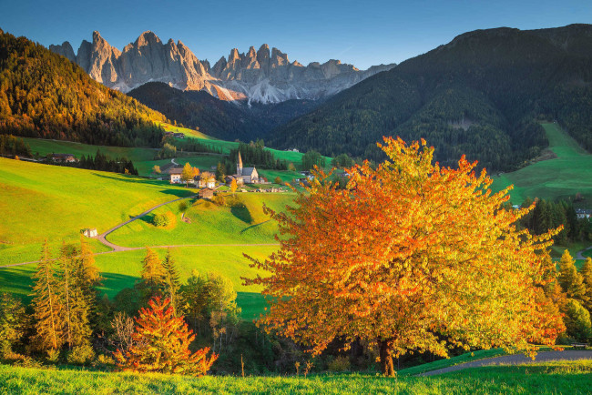 Обои картинки фото города, валь-де-фюнес,  санта-маддалена , италия, горы, долина, дома, осень