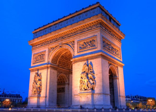 Обои картинки фото триумфальная, арка, париж, франция, города, исторический, рельеф, ночь