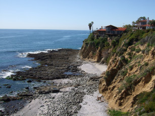 обоя cliff, dwelling, laguna, beach, ca, природа, побережье, океан, сша, калифорния, дома, скалы, пляж