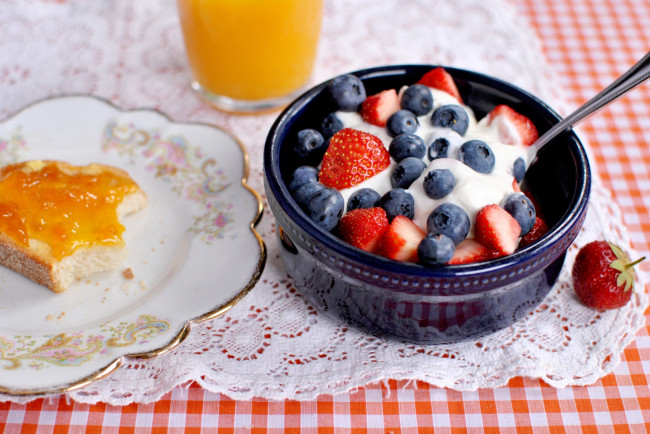 Обои картинки фото еда, фрукты,  ягоды, голубика, клубника