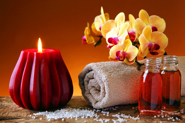 Обои картинки фото разное, свечи, полотенце, свеча, соль, орхидеи, бутылочки