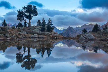 Картинка природа реки озера скалы камни отражение озеро горы тучи небо