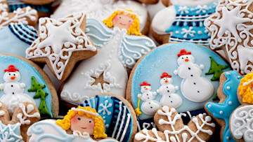 Картинка праздничные угощения фигурки сладости пряники снежинки звездочки снеговики ангелы