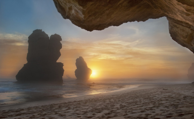 Обои картинки фото природа, восходы, закаты, туман, утро, скалы, пляж, море