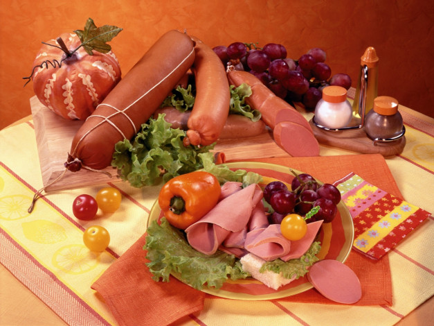 Обои картинки фото еда, колбасные изделия, виноград, перец, колбаса