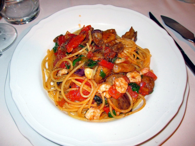 Обои картинки фото еда, макаронные блюда, креветки, спагетти, помидоры