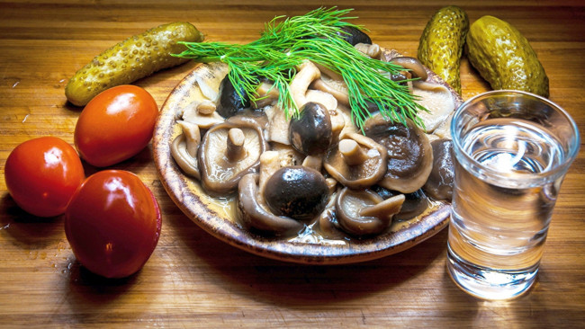 Обои картинки фото еда, разное, укроп, водка, помидоры, огурцы, грибы, томаты