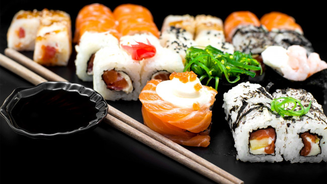 Обои картинки фото еда, рыба,  морепродукты,  суши,  роллы, кухня, японская, палочки, соус, роллы