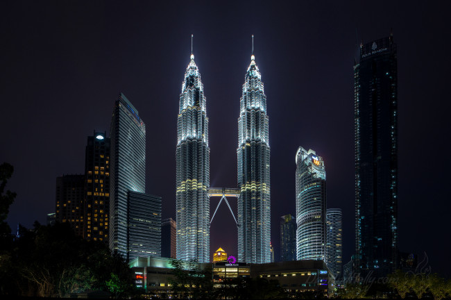 Обои картинки фото kuala lumpur`s petronas twin towers, города, куала-лумпур , малайзия, ночь, близнецы, башни