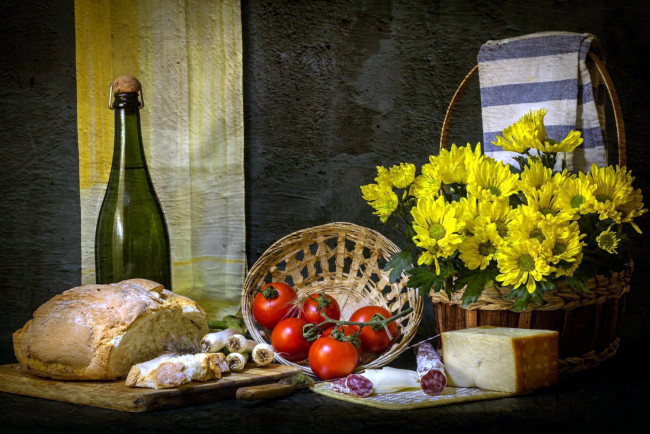 Обои картинки фото еда, натюрморт, хризантемы, вино, хлеб, сыр, колбаса, томаты, помидоры