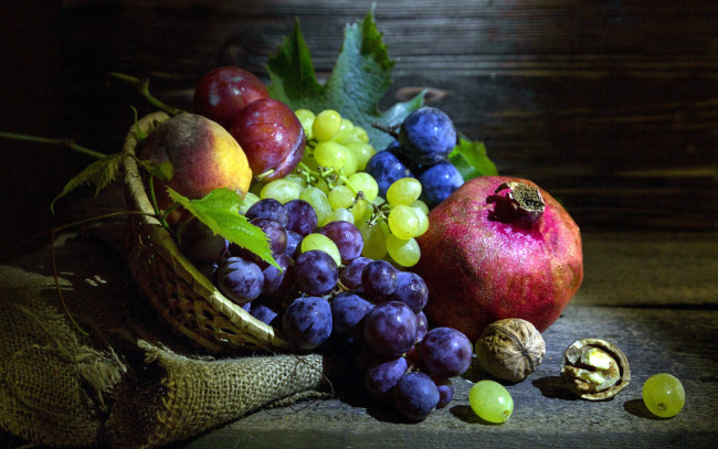 Обои картинки фото еда, фрукты,  ягоды, гранат, виноград, слива