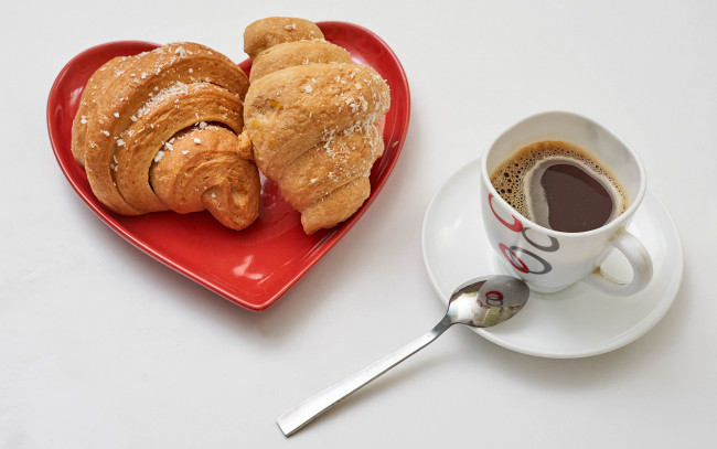 Обои картинки фото еда, кофе,  кофейные зёрна, круассаны, завтрак