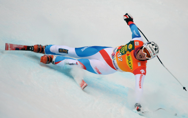 Обои картинки фото спорт, лыжный, скорость, падение, снег, горнолыжник
