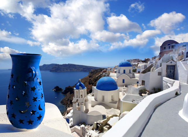 Обои картинки фото oia, santorini, greece, города, санторини, греция, церковь, ваза, побережье, море, облака