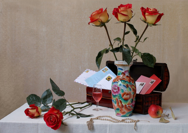 Обои картинки фото цветы, розы, яблоко, бокал, письма, украшение, ваза