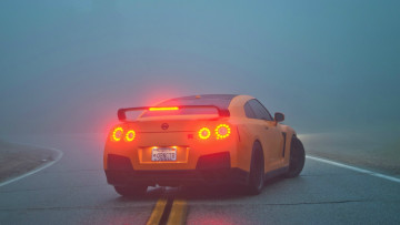Картинка автомобили nissan datsun туман
