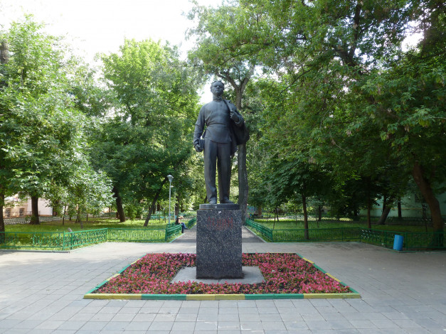 Обои картинки фото памятник молодому ульянову-ленину - москва, города, москва , россия, москва, памятник