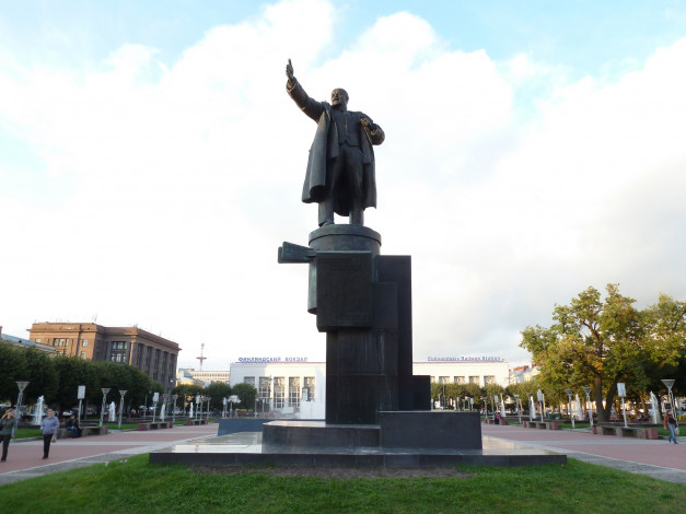 Обои картинки фото памятник в,  ленину у финляндского вокзала, города, санкт-петербург,  петергоф , россия, памятник