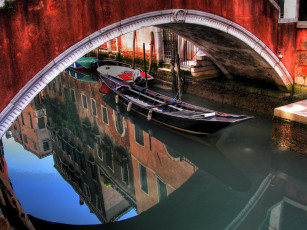 Картинка города венеция+ италия город отражение вода гондолы лодки здания дома река мост арка