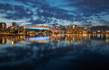 Картинка города ванкувер+ канада vancouver ванкувер canada британская колумбия город ночь синее небо облака дома освещение небоскребы здания стадион подсветка залив отражение