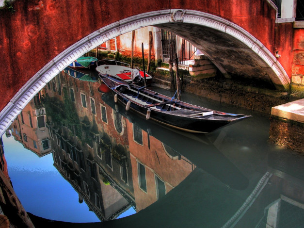 Обои картинки фото города, венеция , италия, город, отражение, вода, гондолы, лодки, здания, дома, река, мост, арка