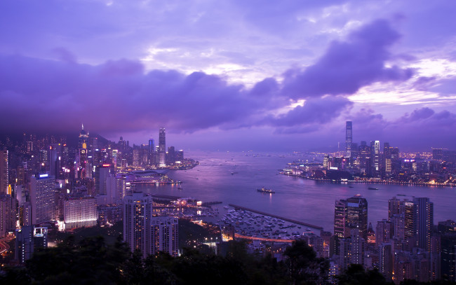 Обои картинки фото города, гонконг , китай, гонконг, braemar, hill, victoria, harbour, небоскребы, освещение, залив, панорама, вечер, сиреневое, небо, тучи