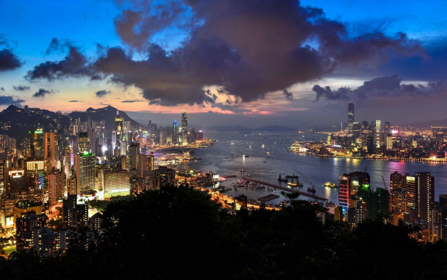 Обои картинки фото города, гонконг , китай, побережье, море, здания, огни, дома, панорама, город, тучи, закат