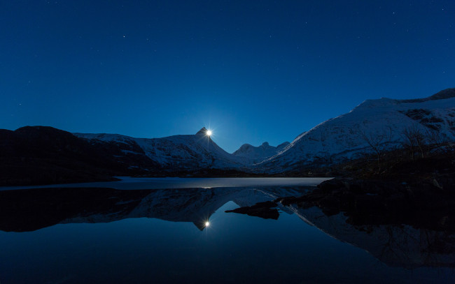 Обои картинки фото природа, реки, озера, ночь, озеро, вода, горы, звезда, свечение, отражение
