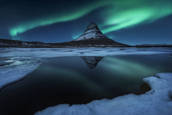 обоя природа, северное сияние, гора, kirkjufell, исландия, звезды, снег, зима, северное, сияние, ночь, вода