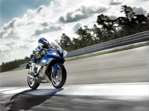 Картинка мотоциклы yamaha мотоциклист дорога трасса шоссе скорость облака