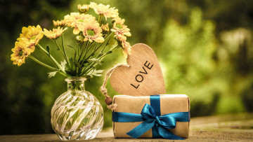 Картинка праздничные день+святого+валентина +сердечки +любовь ваза букет хризантемы сердце подарок надпись