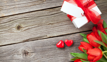Картинка праздничные день+святого+валентина +сердечки +любовь тюльпаны бутоны сердечки подарок лента бант