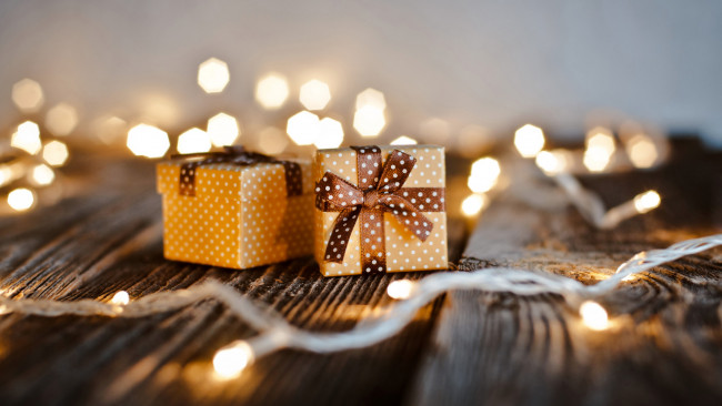 Обои картинки фото праздничные, подарки и коробочки, гирлянда, подарки, ленты, банты