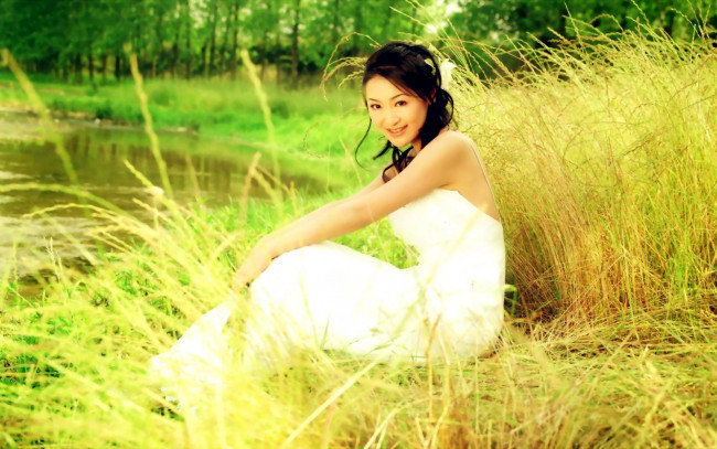 Обои картинки фото девушки, - азиатки, брюнетка, платье, трава, озеро