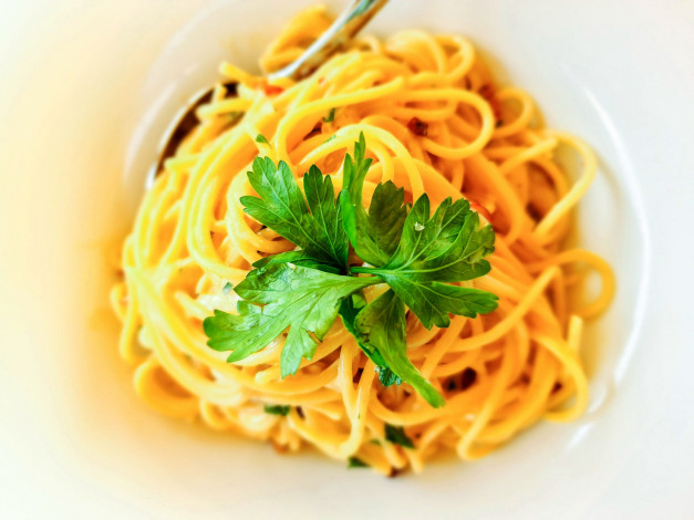 Обои картинки фото еда, макароны,  макаронные блюда, спагетти, петрушка