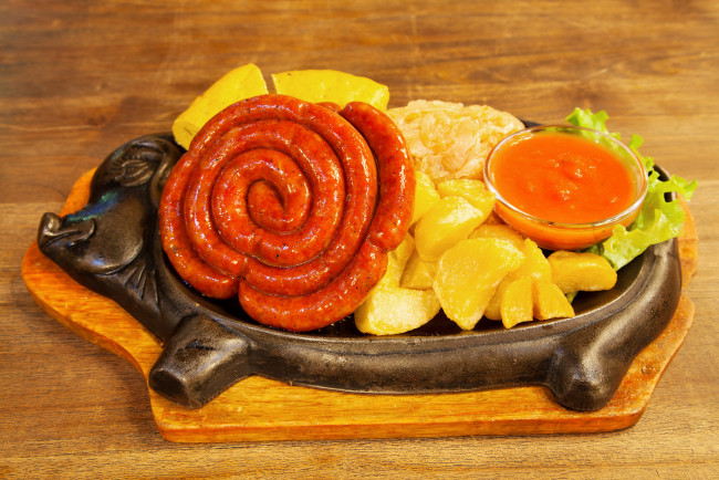 Обои картинки фото еда, колбасные изделия, картофель, жареная, колбаса, соус