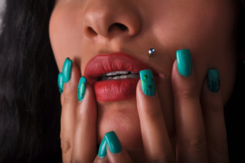 Картинка lara+vane девушки лицо носик губы зубки пальчики маникюрчик пирсинг