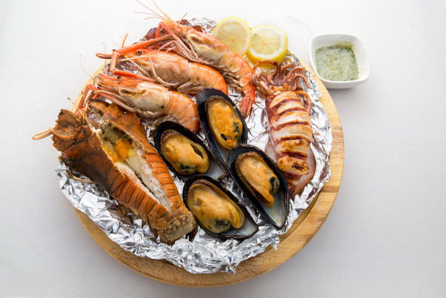 Обои картинки фото еда, рыбные блюда,  с морепродуктами, краб, креветки, мидии, соус