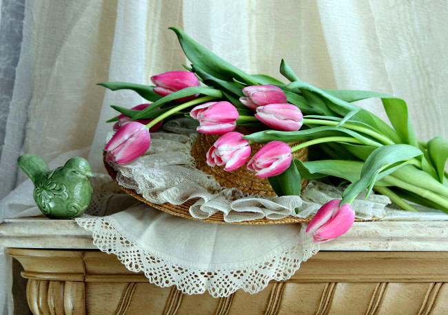 Обои картинки фото цветы, тюльпаны, розовый, шляпа, салфетка, фигурка