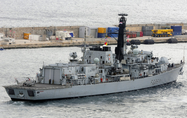 Обои картинки фото royal navy`s type 23 frigate hms montrose, корабли, крейсеры,  линкоры,  эсминцы, фрегат, причал, гавань