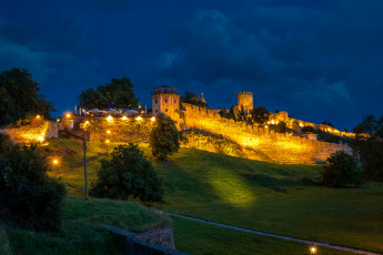 Картинка белградская+крепость+сербия города -+дворцы +замки +крепости огни ночь сербия трава крепость