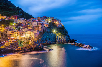Картинка manarola+blue+hour города амальфийское+и+лигурийское+побережье+ италия побережье скалы дома огни