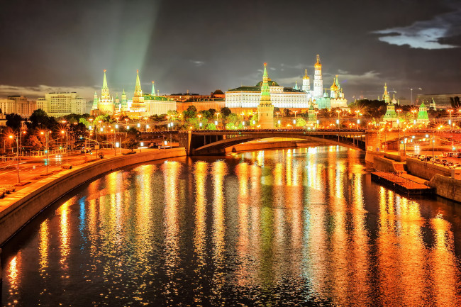 Обои картинки фото города, москва , россия, дома, река, фонари, ночь, москва, мост