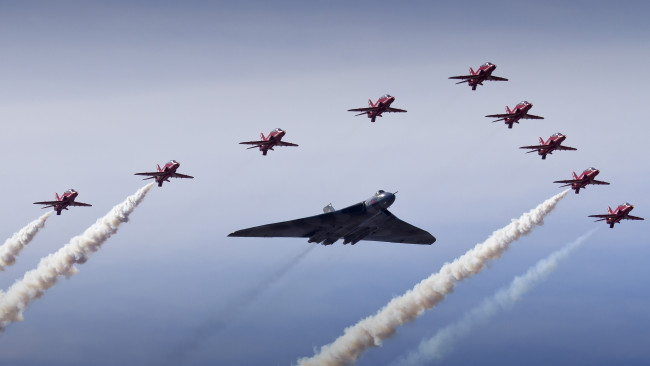 Обои картинки фото авиация, боевые самолёты, vulcan, bomber, небо, построение, textron, airland, scorpion